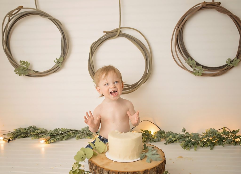 Cake Smash Photography session by Michelle Sailer.